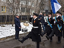 В Мурманске коллектив ДК «Первомайский» и кадеты поздравили ветерана концертом