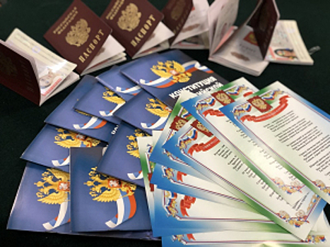 В Тюменской области сотрудники полиции и общественники вручили школьникам первые паспорта