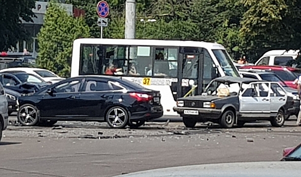 В Воронеже VW Jetta врезался в Ford Focus: одна пассажирка скончалась, вторая в больнице