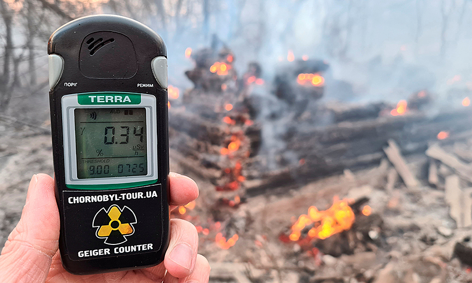 В зоне отчуждения Чернобыльской АЭС продолжают бушевать лесные пожары. Об этом сообщают РИА Новости.