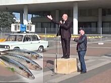 В Ульяновске депутат от КПРФ оштрафован за швыряние скумбрией в сурайкинцев