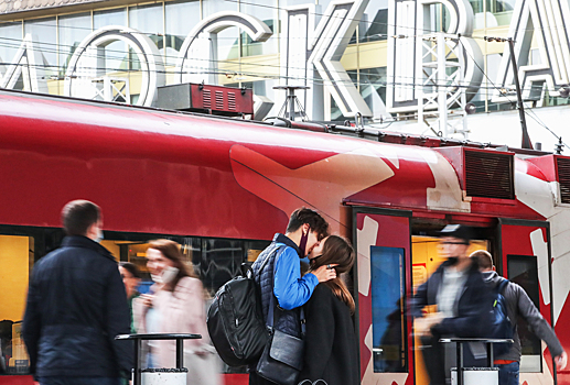 Москвичи выразили отношение к поцелуям в общественном транспорте