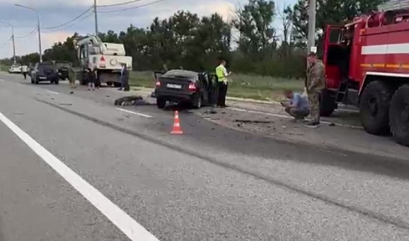 В Волгоградской области «Лада Приора» врезалась в экскаватор