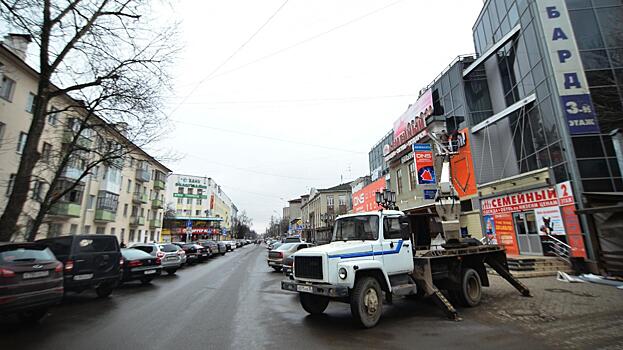Фасад торгового здания на улице Батюшкова очистили от рекламы