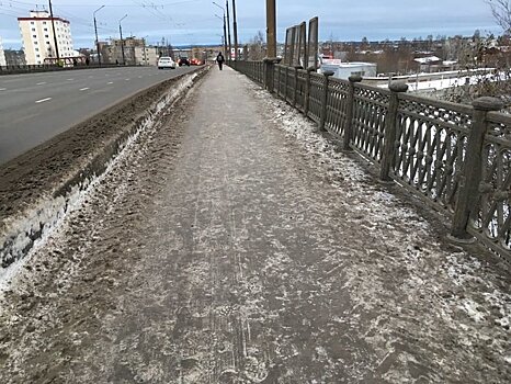 "Я не Карлсон, лететь не могу". Петрозаводчане пожаловались на скользкие дорожки в городе