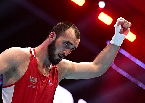 Гаджимагомедов пронес флаг России на церемонии открытия ЧЕ по боксу в Белграде