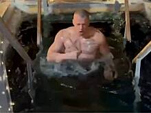 Служащий в армии Macan окунулся в прорубь