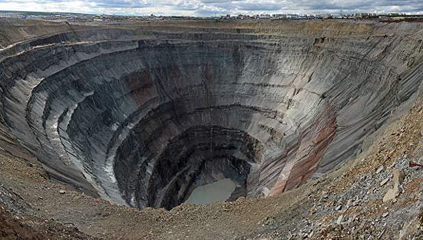Из шахты "Алросы" на поверхность вывели 150 горняков