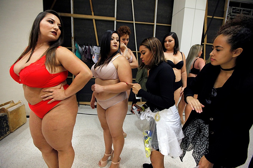 На Fashion Weekend Plus Size прошли показы дизайнеров Vislumbre, XZ, Maria Abacaxita, Nayane Rodrigues, которые специализируются на одежде, белье и купальниках plus size