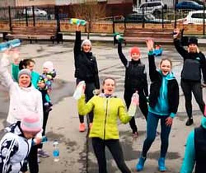 В Челябинске фитнес-тренер в декрете организовала соседей и проводит бесплатные интенсивы на свежем воздухе