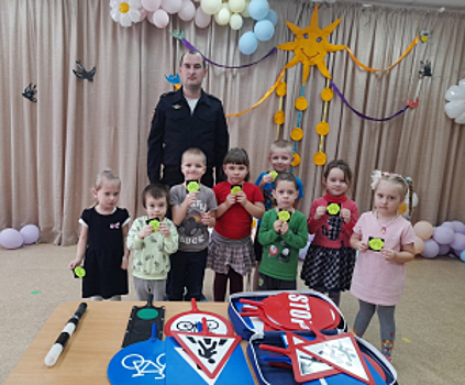 В Смоленской области сотрудники Госавтоинспекции провели пролактическое мероприятие «Веселые правила дорожного движения!»