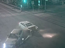 Камеры видеонаблюдения сняли, как LADA Priora протаранила иномарку в Волгограде