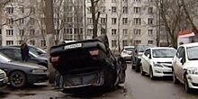 Автомобиль перевернулся на крышу в одном из столичных дворов