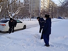 Сотрудники ГИБДД и прокуратуры измерили сугробы в Екатеринбурге
