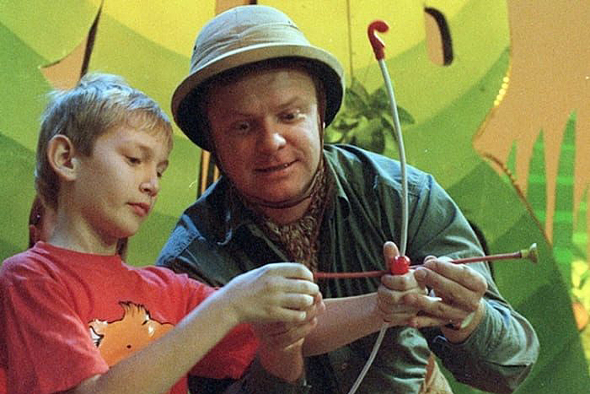 Дети обожали обаятельного ведущего, передачи с его участием собирали у экранов целые семьи, а рейтинги просто зашкаливали. Неудивительно, что в 1997 году Супоневу предложили стать продюсером детских программ телеканала.