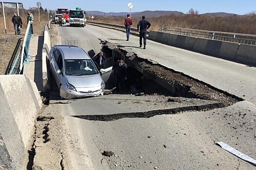 Мост вместе с автомобилем рухнул в Приморье