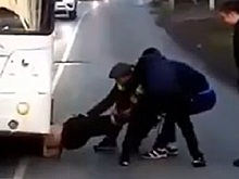 В Омске пассажиры автобуса толпой доставали мужчину, спрятавшегося под ним