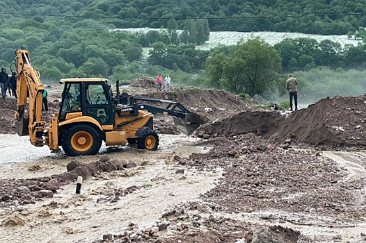 Дорожники расчистили дорогу к высокогорному селу в КБР от селевых наносов