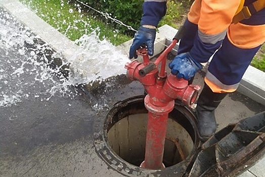 Вода разлилась из пожарного гидранта на Кутузовском проспекте в столице