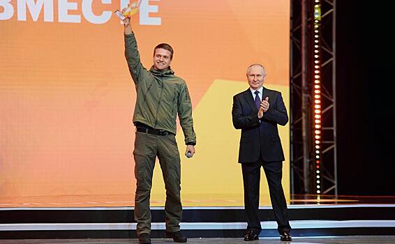 Путин наградил эвакуировавшего более 30 тысяч жителей ДНР волонтера