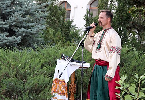 В приходе анапского храма артист Замко читал кубанские сказы