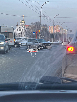 Легковушки столкнулись на перекрестке в одном из районов Кемерова