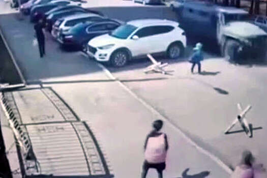 В Башкирии на видео попало, как ребенок отлетел от удара броневика