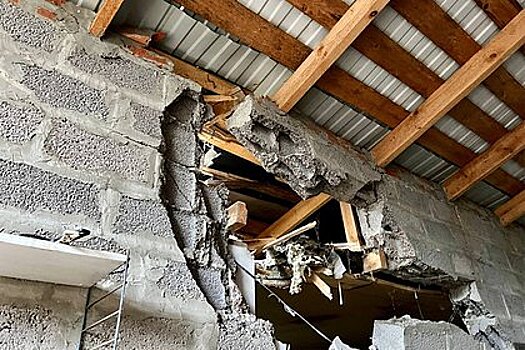 Появились кадры разрушений после обстрела российского села со стороны Украины
