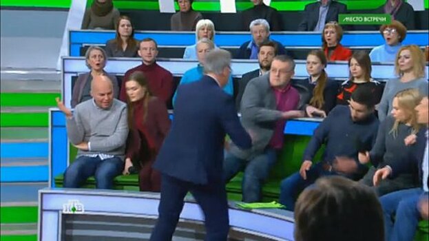 "Совесть человеческая есть у вас?": ведущий НТВ в прямом эфире подрался с украинцем, оскорбившим жертв войны в Донбассе