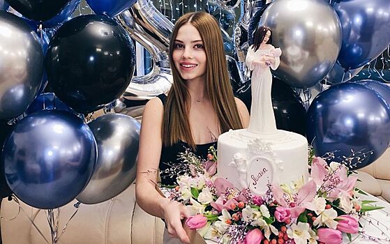 Воздушные шары и огромный торт: невестка Валерии похвасталась сюрпризом от мужа на 23-летие