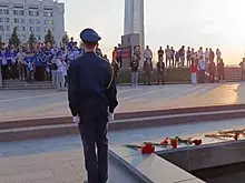Участники "КЭС-баскет" возложили цветы к Вечному огню и горельефу "Скорбящей Матери-Родине"