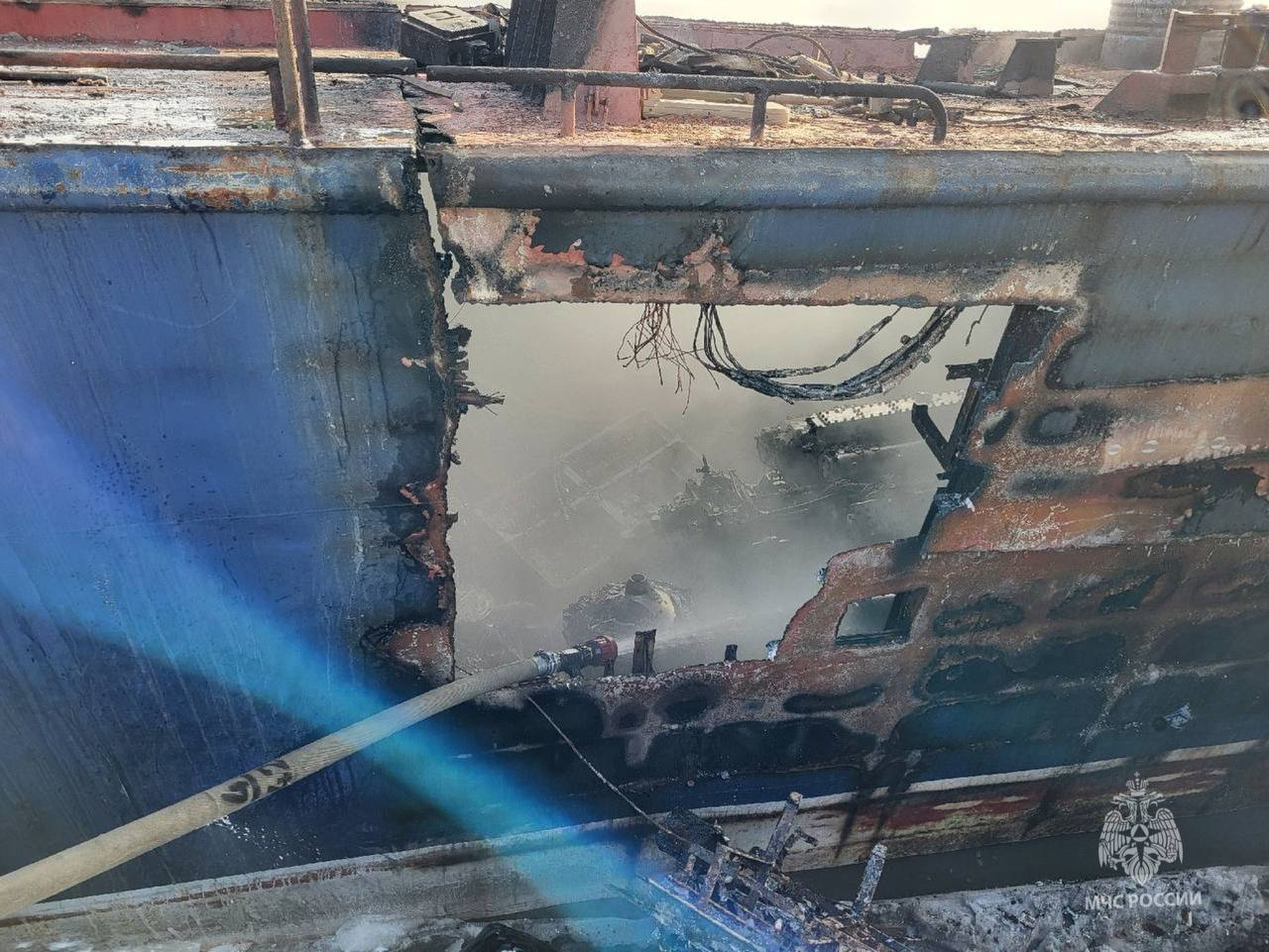 Огонь вспыхнул на барже в порту Сахалина