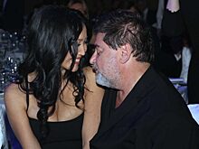 Цекало публично схватил жену за интимное место