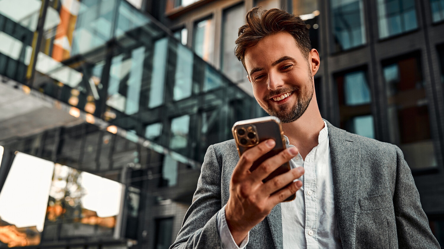 В России начнут раздавать бесплатные смартфоны с бесплатной связью