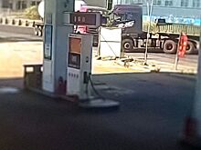 Огненный поворот: как два грузовика устроили ДТП на заправке