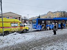 Пустой автобус и машина реанимации заняли остановку в центре Кемерова