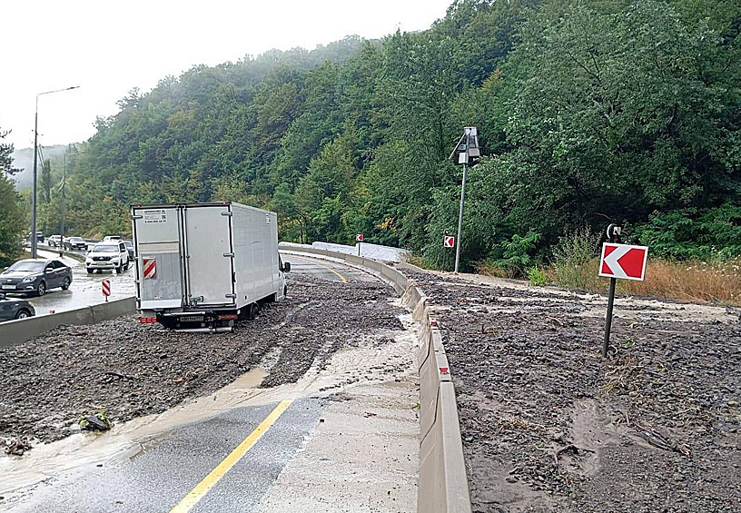 Сход грязевого потока на участок трассы в результате сильных осадков в Туапсинском районе Краснодарского края