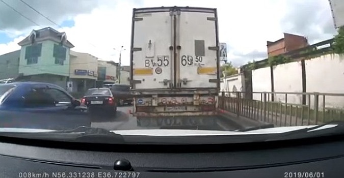 Нападение водителя джипа на мужчину попало на видео