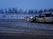 Четыре человека пострадали в лобовом столкновении двух легковушек на трассе в Самарской области