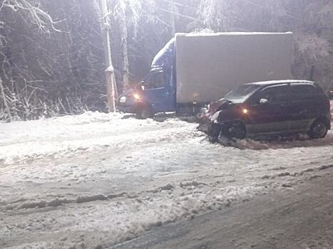 На Куйбышевском шоссе Daewoo Matiz на встречной полосе врезалась в ГАЗ