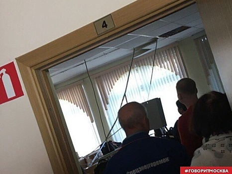 Потолок в московской школе обрушился на детей