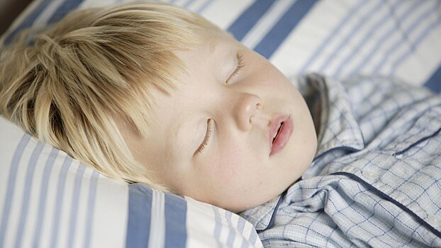 В каком возрасте ребенка нужно отучать от дневного сна