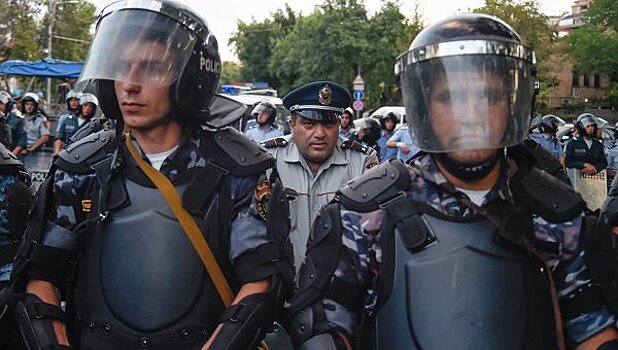 Сотрудники правоохранительных органов во время масштабной акции протеста.