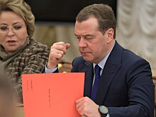 Медведев прогнозирует отказ от евро и подорожание нефти и газа в 2023 году