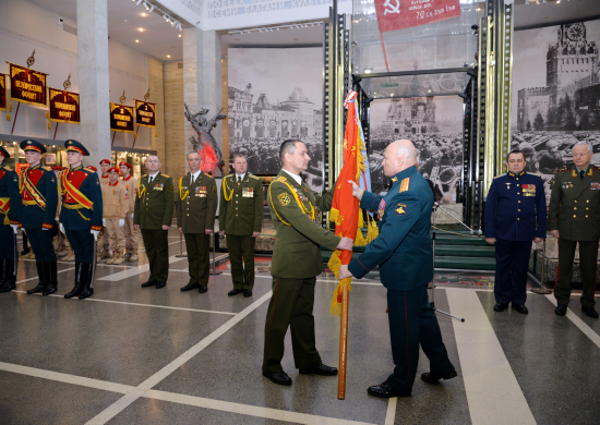 В Центральном музее ВС РФ состоялась церемония передачи Боевого знамени времён Великой Отечественной войны в коллекцию Государственного музея истории Вооруженных…