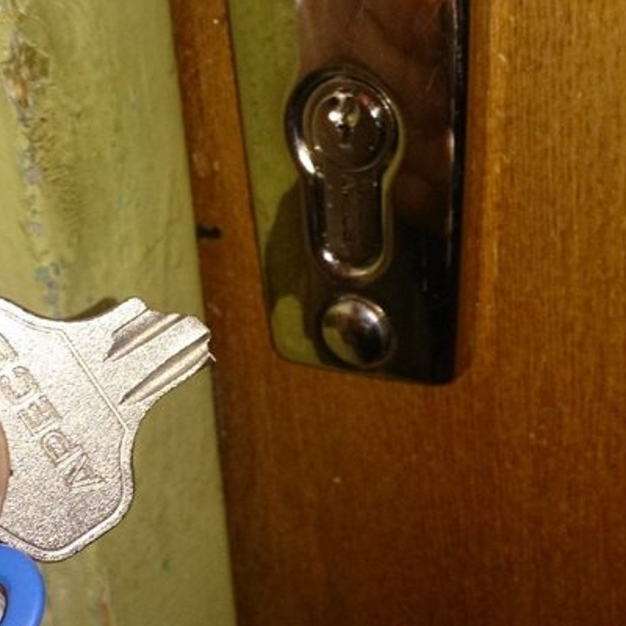 Сломанный ключ в замке. Прокручивается замок входной двери. Высверливание личинки замка двери. Замок для входной двери. Ключ в двери сломался как открыть.