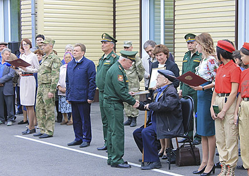 Награду времен Великой Отечественной войны вручили на первой отправке призывников в Хакасии