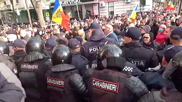 Блокированные полицией демонстранты начали митинг, не дойдя до площади в центре Кишинева