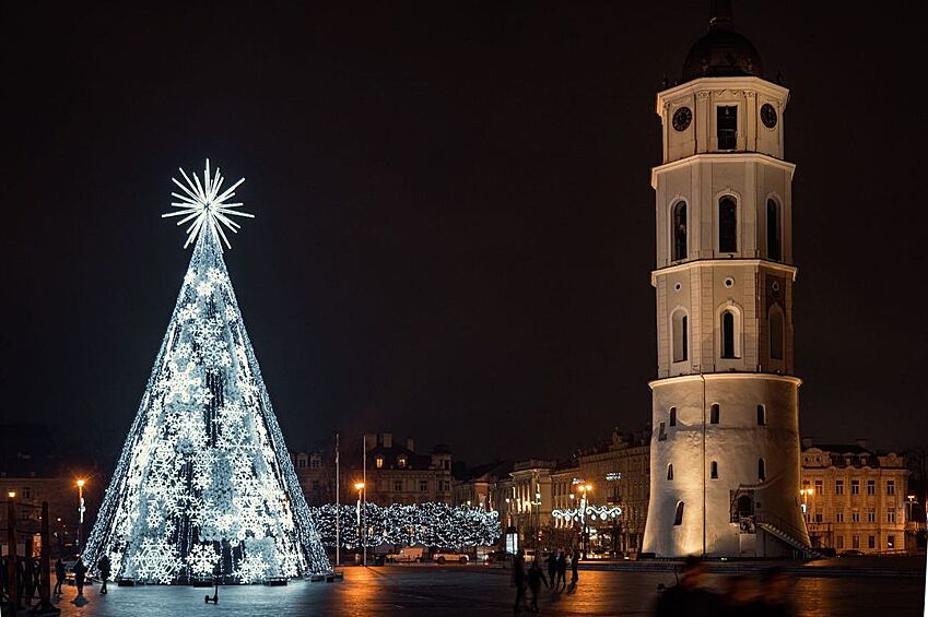 27-метровая эффектная елка-снежинка появилась на Соборной площади Вильнюса (Литва).