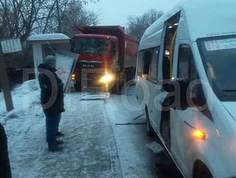 На Новосходненском шоссе столкнулись автобус и грузовик